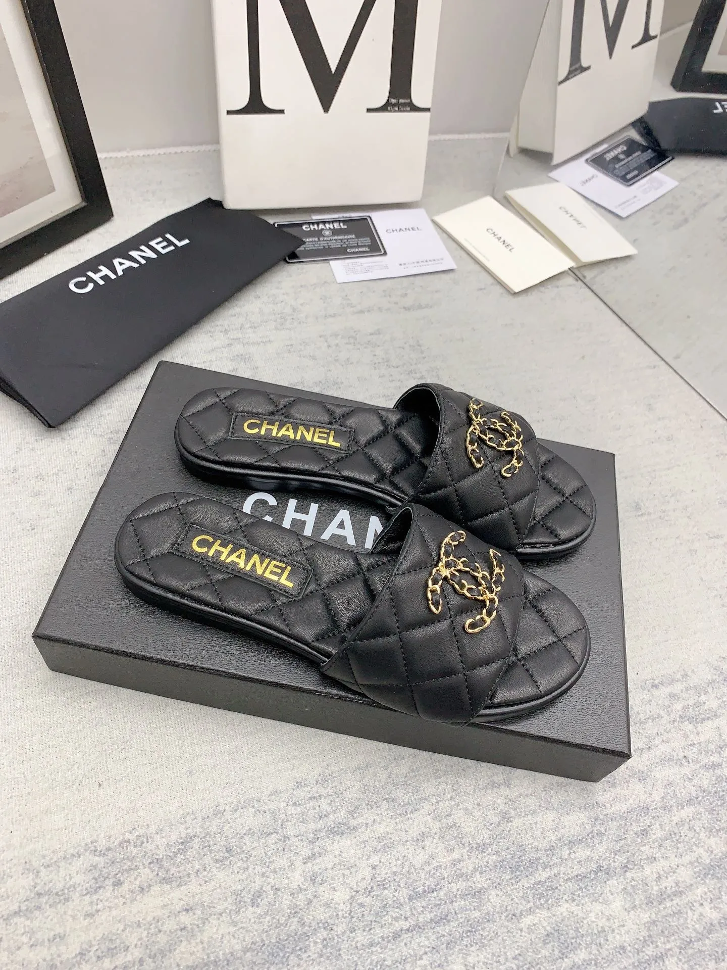 👟👟Ex-factory price 440👟👟 (high version) [CHANEL] Chanel 2023AW super popular heavy craft hardware buckle motorcycle series💃🏻💃🏻💃🏻 ⚡️Authentic grade⚡️Top-grade version~ It is not on the same level as any version of the spot version in the domestic market. It is absolutely corresponding to the genuine product🤘🏻🤘🏻The original top-grade genuine leather sole is a real heavy craftsmanship and is OEMed by top domestic partners and costs a lot of money! There are more details, including hardware buckles, which are completely corresponding to the genuine products. You can compare them at the counter at will ✅ Upper: sheepskin ✅ Inner: imported sheepskin.. ✅ Outsole: genuine leather ✅ Heel height: flat ✅ Size: 35 to 40